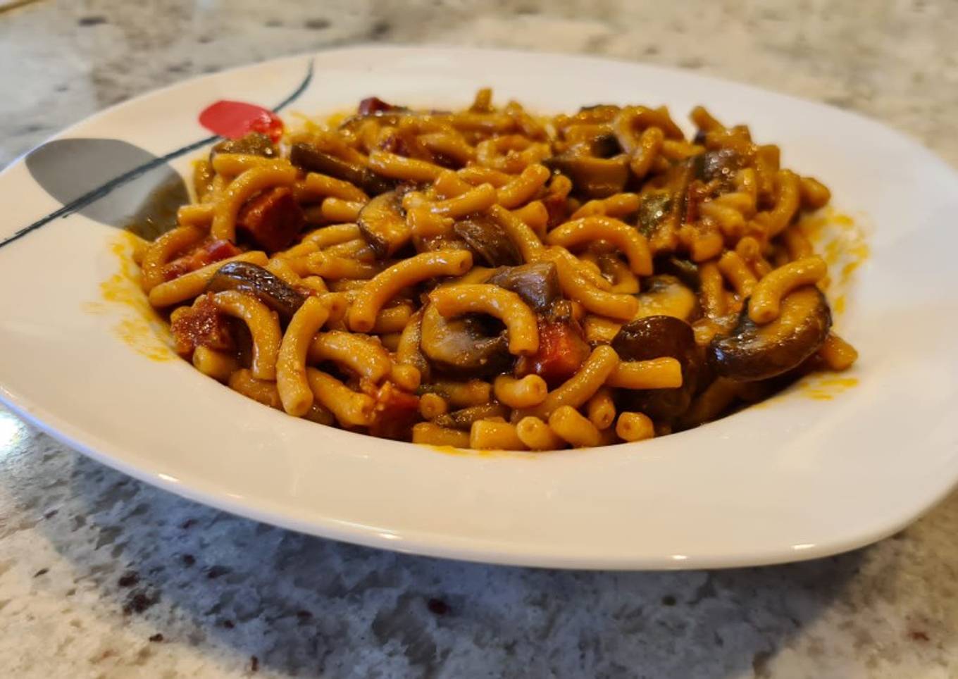 Fideuá de chorizo y champiñones