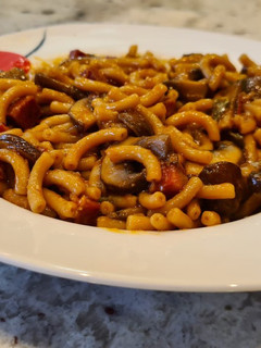 Una foto de Fideuá de chorizo y champiñones