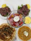 Cơm nhà với bò bít tết khoai nghiền, salad hoa quả, sốt phô mai, khoai tây chiên, pizza gà, mì ý cua