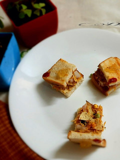পাঁপড় চাট স্টাফড টোস্ট স্যান্ডউইচ (papad chat stuffed sandwich recipe in Bengali) রেসিপির প্রধান ছবি