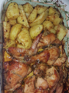 Una foto de Papas y pollo al horno
