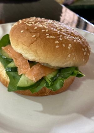 Una foto de Gravlax de salmón