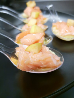 Una foto de Salmón con manzana y aceite de vainilla