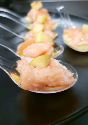 Una foto de Salmón con manzana y aceite de vainilla