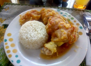 Una foto de Sudado de pollo con papas criollas