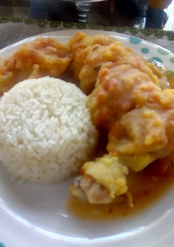 Una foto de Sudado de pollo con papas criollas