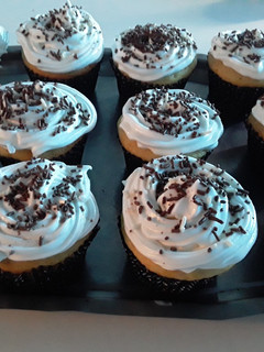 Una foto de Cupcakes de vainilla fáciles rellenos de dulce de leche