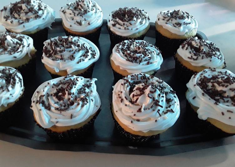 Cupcakes de vainilla fáciles rellenos de dulce de leche