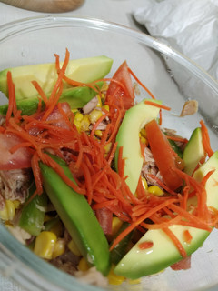 Una foto de 🥗 Ensalada de maíz con atún y aguacate
