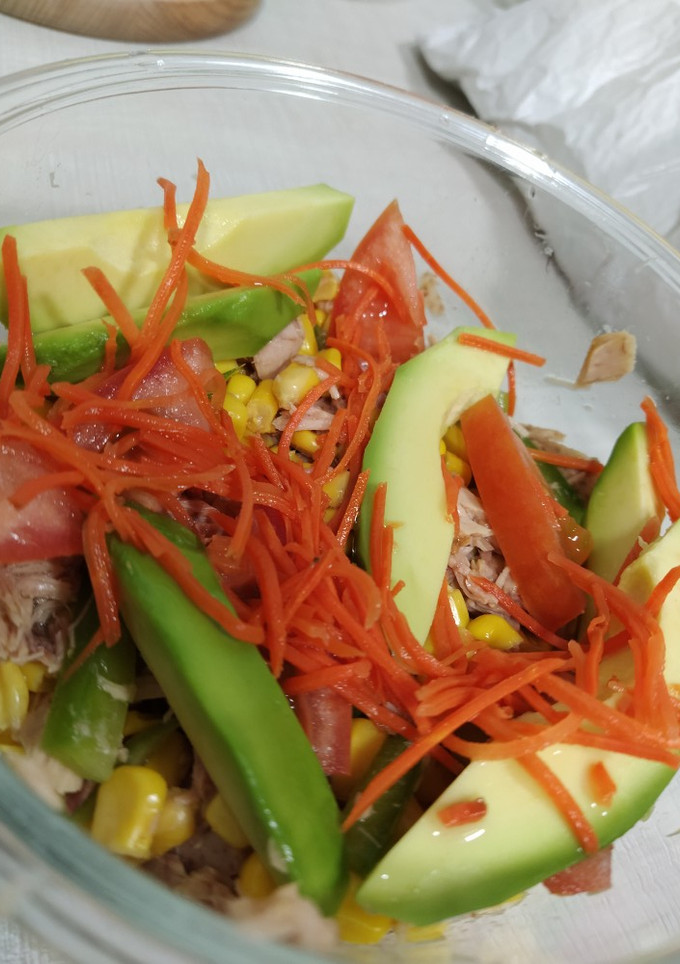 Una foto de 🥗 Ensalada de maíz con atún y aguacate