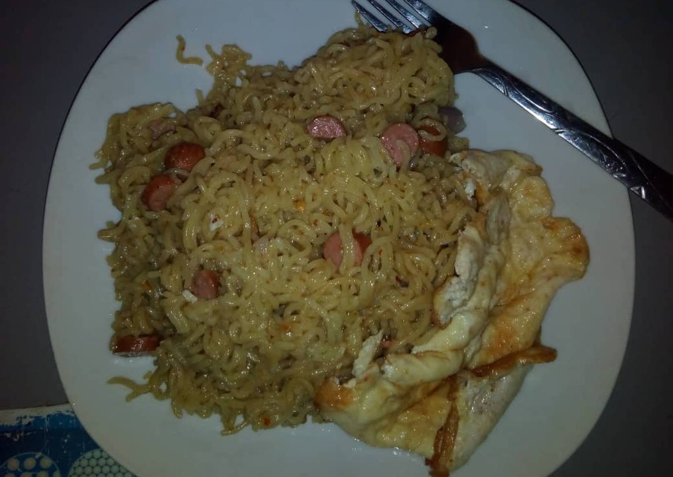 Hot dog indomie and fried egg