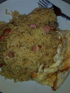 A picture of Hot dog indomie and fried egg.
