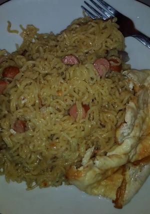 A picture of Hot dog indomie and fried egg.