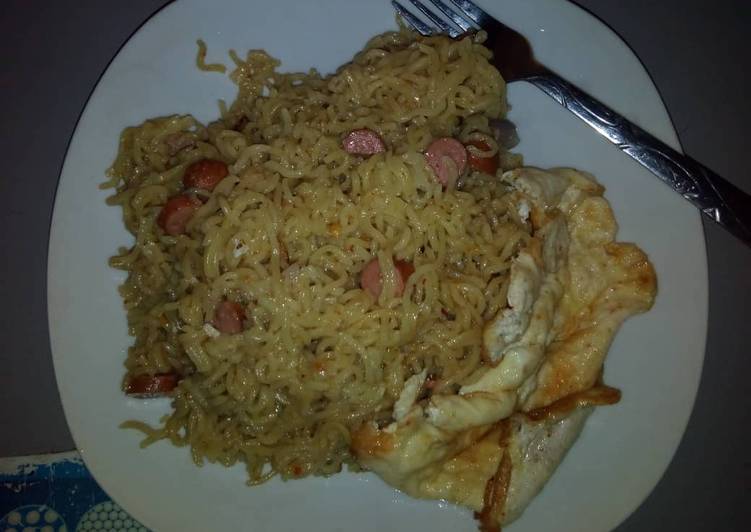 Hot dog indomie and fried egg