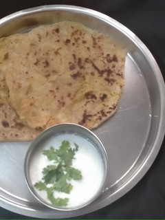 આલુ પરાઠા (Aloo Paratha Recipe In Gujarati) રેસીપી મુખ્ય ફોટો