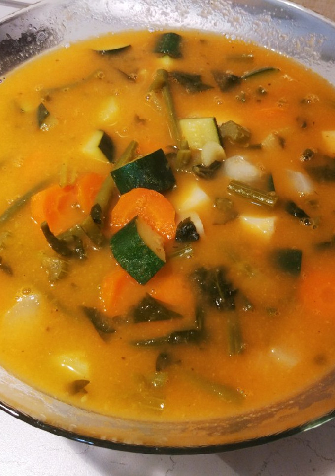 Una foto de Sopa de apio y otras verduras