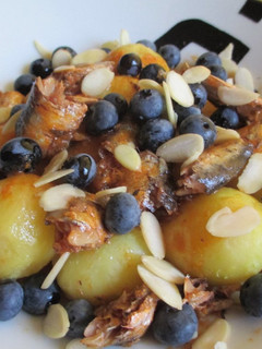 Una foto de Ensalada de mini patatas con sardinillas y arándanos