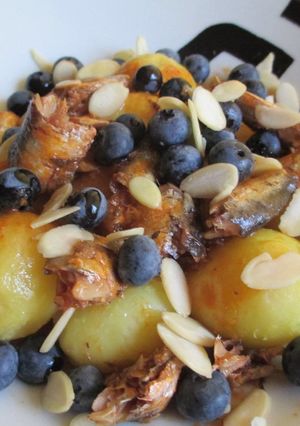 Foto principal de Ensalada de mini patatas con sardinillas y arándanos