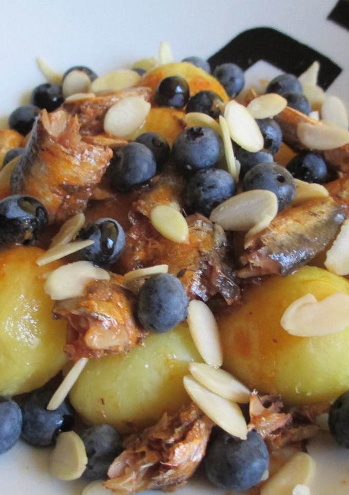 Una foto de Ensalada de mini patatas con sardinillas y arándanos