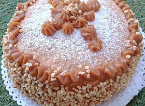 Una foto de Bizcocho genovés con toffee y crocanti de almendras