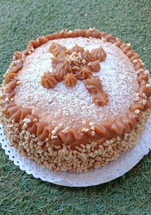 Una foto de Bizcocho genovés con toffee y crocanti de almendras