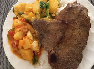 Una foto de Guiso de archucha y bistec de caderita