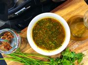 Una foto de salsas navideñas