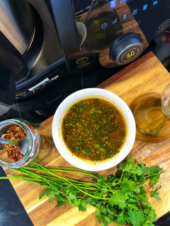Una foto de Salsa chimichurri casera con Mambo para parrilladas de carnes, pescados y verduras