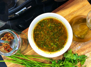 Foto principal de Salsa chimichurri casera con Mambo para parrilladas de carnes, pescados y verduras