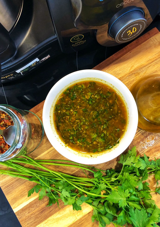 Una foto de Salsa chimichurri casera con Mambo para parrilladas de carnes, pescados y verduras