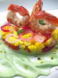 Gamberi con guacamole, datterini, mango e cipolla rossa di Tropea in agrodolce