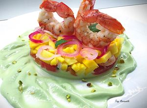 Foto di Gamberi con guacamole, datterini, mango e cipolla rossa di Tropea in agrodolce