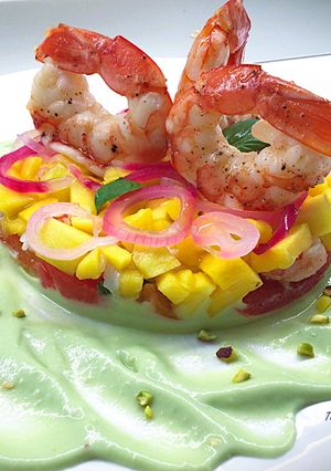 Foto di Gamberi con guacamole, datterini, mango e cipolla rossa di Tropea in agrodolce