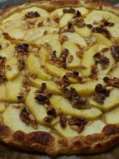 Una foto de Pastel alemán con manzanas y frutos secos