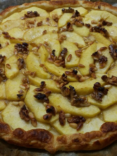 Una foto de Pastel alemán con manzanas y frutos secos