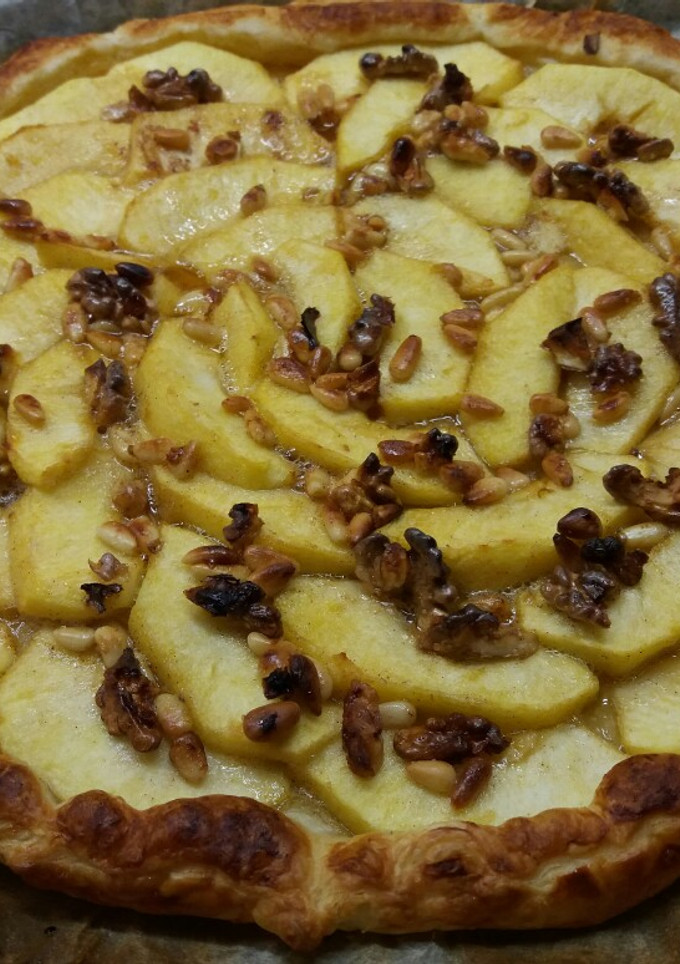 Una foto de Pastel alemán con manzanas y frutos secos