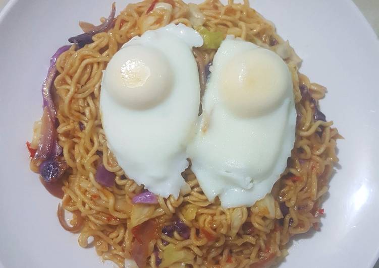 Stir Fry Noodles and Microwaved Eggs
