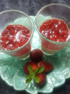 Una foto de Panna cotta de frutillas
