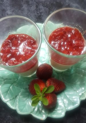 Una foto de Panna cotta de frutillas