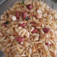 A picture of Murmura and Chivda Namkeen.