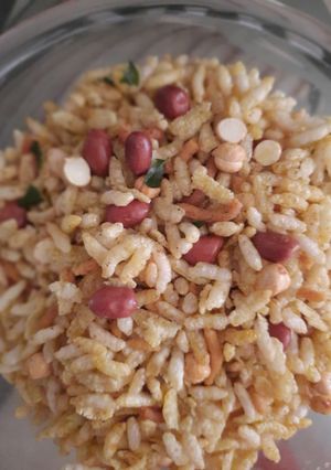 A picture of Murmura and Chivda Namkeen.