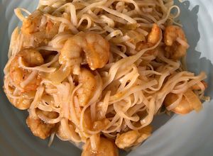 Une photo de Aujourd’hui c’est nouilles chinoises et scampis sauce curry/safran et lait de coco 🤩🤩♥️
