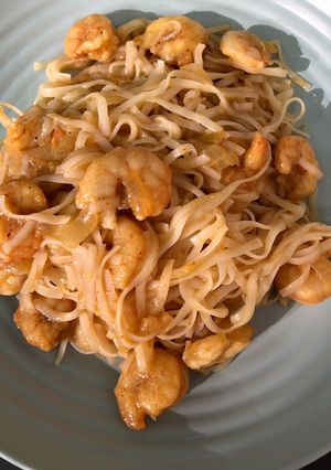 Une photo de Aujourd’hui c’est nouilles chinoises et scampis sauce curry/safran et lait de coco 🤩🤩♥️
