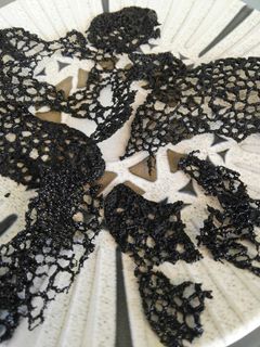 Una foto de Crujientes de tinta de calamar