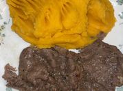Una foto de bifes en olla con todo