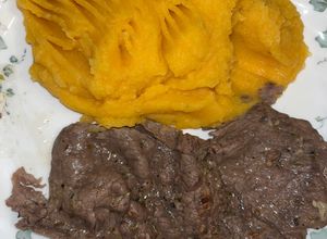 Una foto de Puré de Zapallo con Bife al Ajo