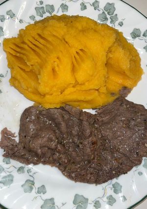 Una foto de Puré de Zapallo con Bife al Ajo