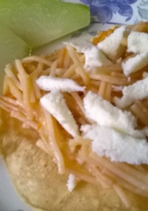 Una foto de Tostadas de fideo y queso con chayotes