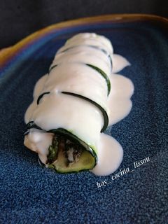 Una foto de Canelón de calabacín relleno de langostinos y trigueros