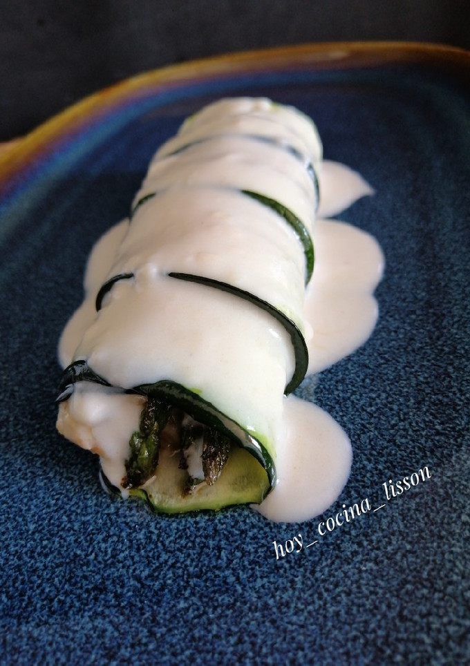 Una foto de Canelón de calabacín relleno de langostinos y trigueros